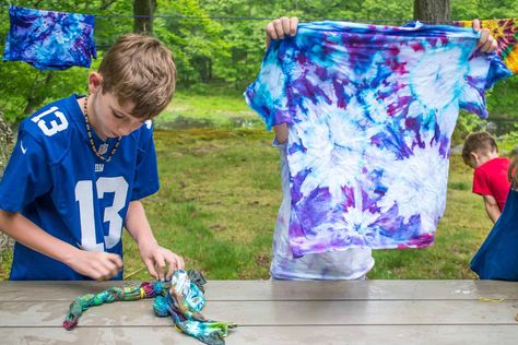 Dye Clothes, Summer Camp Activities, Camp Activities, Tie Dye Party, Tie Dye Kit, How To Tie Dye, Kids Tie Dye, Weekend Activities, Tie Dye Shirts