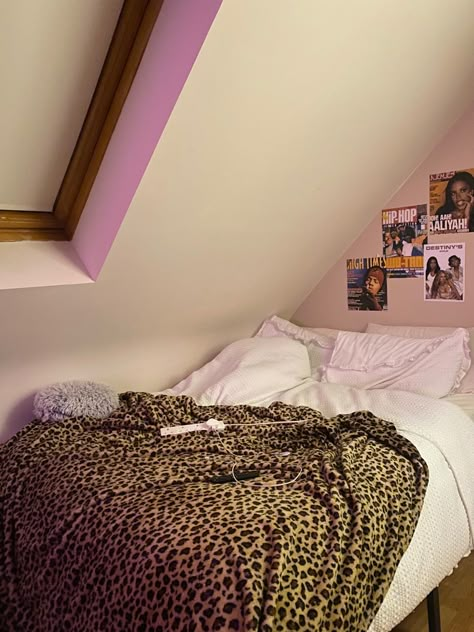 Cheetah Print Dorm Room, Y2k Bedding, Pink Cheetah Print Bedroom, Leopard Bedroom Aesthetic, Cheetah Print Bedroom Aesthetic, Cheetah Print Room Ideas, Cheetah Bedroom Ideas, Cheetah Print Room Aesthetic, Cheetah Print Room