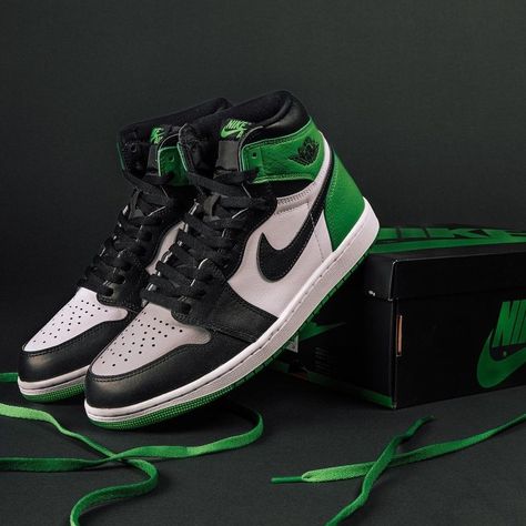 Air Jordan 1 High Retro OG "Lucky Green" now available online Lucky Green Outfit, Air Jordan 1 Lucky Green, Sneakerhead Room, Outfits Hombre, Lucky Green, Green Sneakers, Sneaker Release, Green Outfit, Air Jordan 1 High