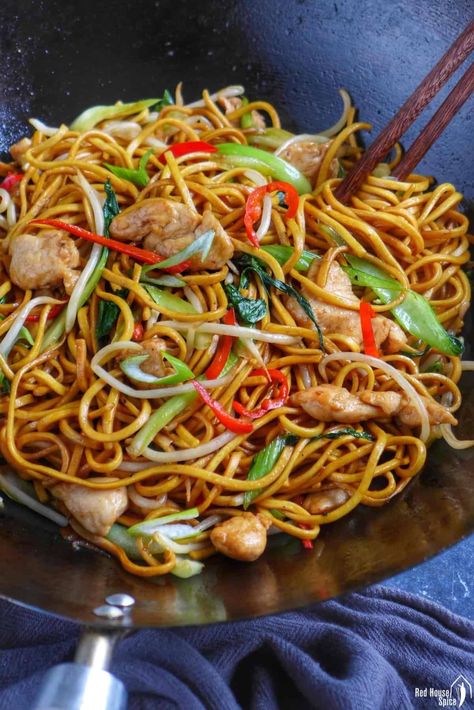 Chinese Fried Noodles, Chinese Bbq Pork, Chow Mein Recipe, Homemade Chinese Food, Chicken Chow Mein, Chinese Cooking Recipes, China Food, Fried Noodles, Easy Chinese Recipes