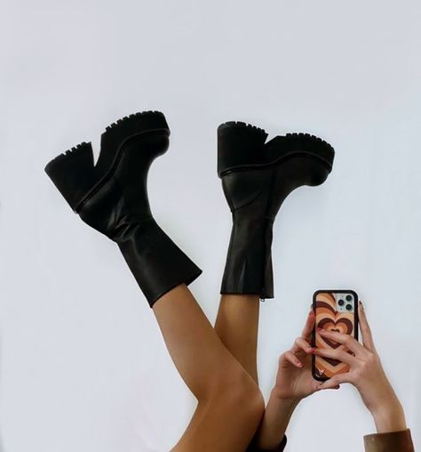 Tacones con estilo Bratz que Versace está poniendo de moda Estilo Bratz, Bratz Boots, Boots Shoes Women, Boots Female, Goth Boots, Funky Shoes, Gogo Boots, 90s Fashion Outfits, Shoe Inspo