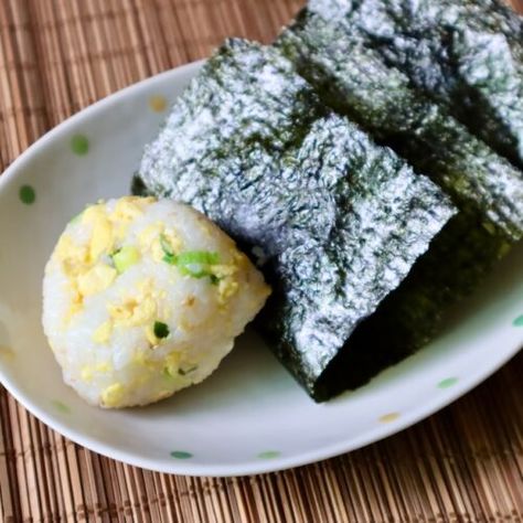 Scrambled Egg Onigiri – Japanese Cooking 101 Egg Onigiri, Katsu Recipes, Onigiri Recipe, Kitchen Japanese, Onigiri Rice, Russel Hobbs, Pork Noodles, Seafood Rice, Steamed White Rice