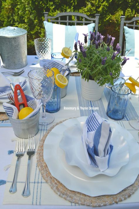 Seafood Dinner Table Setting, Lobster Bake Party Table Settings, Shrimp Boil Table Setting, Shrimp Boil Party Table Settings, Seafood Table Ideas, Seafood Tablescape, Seafood Buffet Ideas Parties, Seafood Boil Party Table Settings, Crab Boil Party