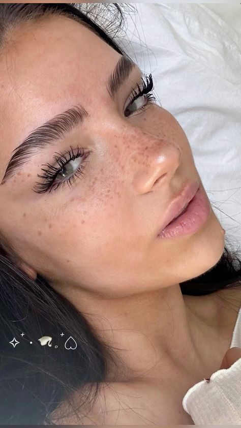 Eyebrow Inspo Natural, Greta Kazaren, Eyebrow Ideas, Eyebrow Looks, Sunkissed Makeup, Dyed Tips, Light Makeup Looks, Tanned Makeup, Perfect Eyebrows