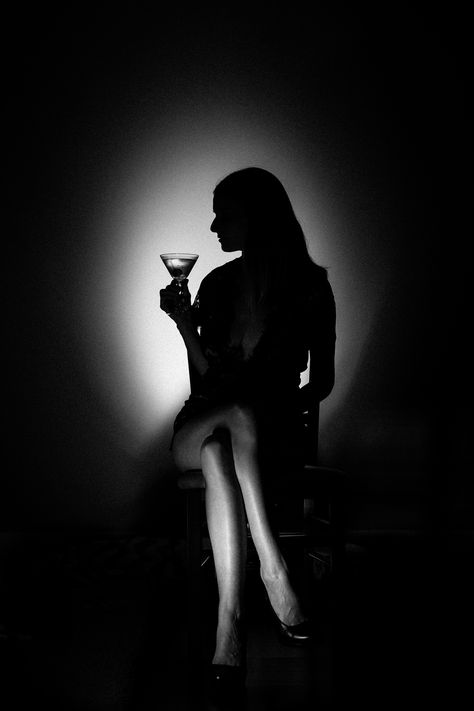 Film Noir Aesthetic Women, Dirty Gin Martini, Noir Portrait, Friends Cocktails, Dracula Film, Film Noir Photography, Gin Martini, Photography Coursework, Classic Film Noir