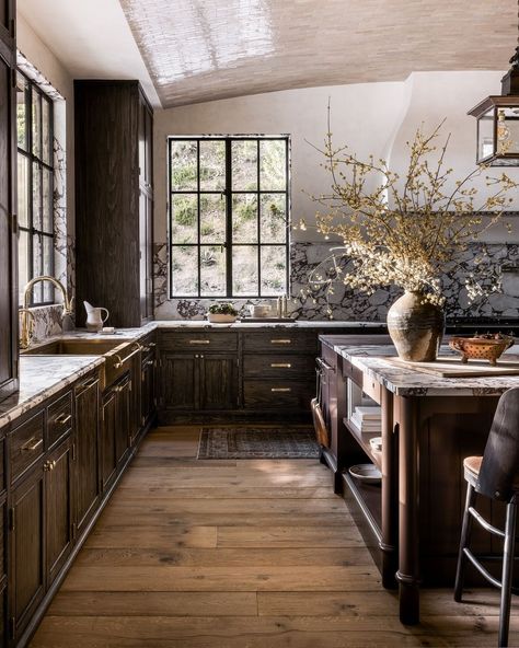 Amber Lewis (@amberinteriors) • Instagram photos and videos Working Kitchen Design, Amber Interiors Kitchen, Amber Lewis Interiors, Amber Lewis Kitchen, Hidden Appliances, Working Kitchen, France Chateau, Amber Lewis, Interiors Kitchen