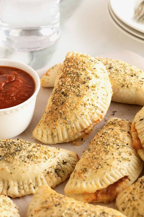 Five mini calzones on a white plate next to a small dish of marinara sauce. Mini Calzones With Pizza Dough, Mini Calzones Easy, Italian Cream Puff, Calzone Recipes, Calzone Recipe Easy, Pizza Card, Mini Calzones, Calzone Recipe, White Sauce Recipes