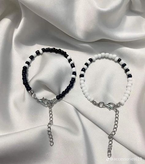 Gelang Manik Couple, Black And White Couples, Preppy Jewelry, Peace Illustration, Diy Bracelet Designs, Beads Bracelet Design, Beaded Jewelry Designs, Bullet Journal Lettering Ideas