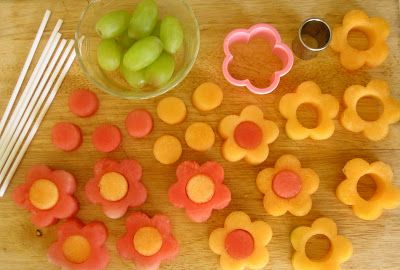 Eat More Fruit, Edible Fruit Arrangements, Spring Appetizers, Fruit Bouquet, Fruits Decoration, Fruit Pops, Diy Edible, Decorações Com Comidas, Fruit Skewers