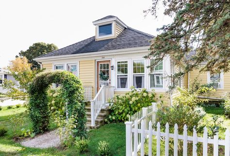 Small House Tour, Cape Cod Style Homes, Country Style Dining Room, Cottage Bungalow, Cape Cod Style House, Cute Houses, Small Cottage Homes, Cottages And Bungalows, Cozy Cottages