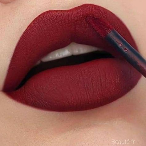 Lips Combo, Red Velvet Lipstick, Maquillage Kylie Jenner, Maroon Lips, Chocolate Lipstick, Maroon Lipstick, Deep Red Lipsticks, Mouth Piercings, Red Lipstick Shades