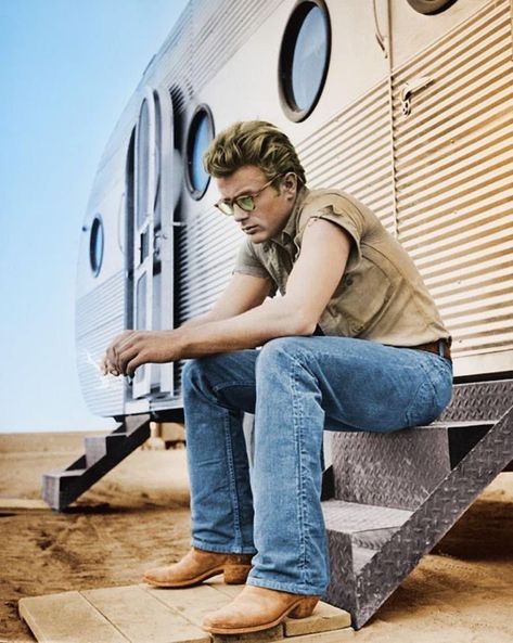 Western Outfits Mens, James Dean Pictures, James Dean Style, Collin Farrell, James Dean Photos, Cowboy Aesthetic, Jimmy Dean, Thriller Novels, Hollywood Men