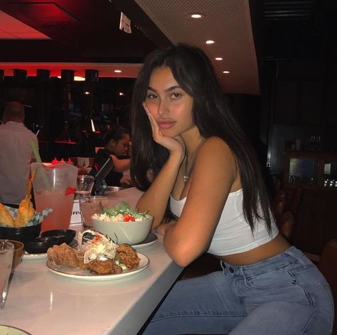 Dinner Poses, Claudia Tihan, Ig Poses, Beer Store, Insta Poses, Cute Instagram Pictures, Looks Party, Pic Pose, Best Photo Poses