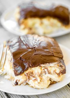 Banana Pudding Eclair Cake - I am in LOVE with this easy no-bake dessert. Great for potlucks, cookouts and Easter! Graham crackers, vanilla pudding, banana pudding, cool whip, bananas, chocolate frosting. Can make ahead and refrigerate before serving. Everyone RAVES about this yummy dessert recipe!! Fav Dessert, Chocolate Banana Pudding, Banana Pudding Desserts, Best Banana Pudding, Eclair Cake, Southern Desserts, Plain Chicken, Make Ahead Desserts, Banana Dessert