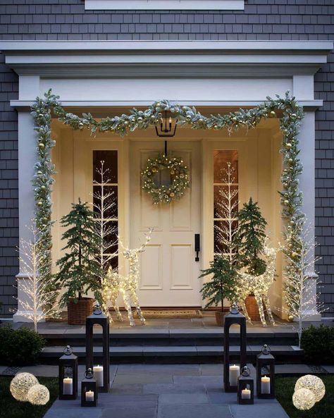 30+ Best Outdoor Christmas Decoration Ideas That Are Merry And Bright Best Outdoor Christmas Decorations, Holiday Lookbook, Outdoor Dinnerware, Outdoor Lantern, Christmas Front Porch, Christmas Front Doors, Navidad Diy, Christmas Porch, Outdoor Lanterns