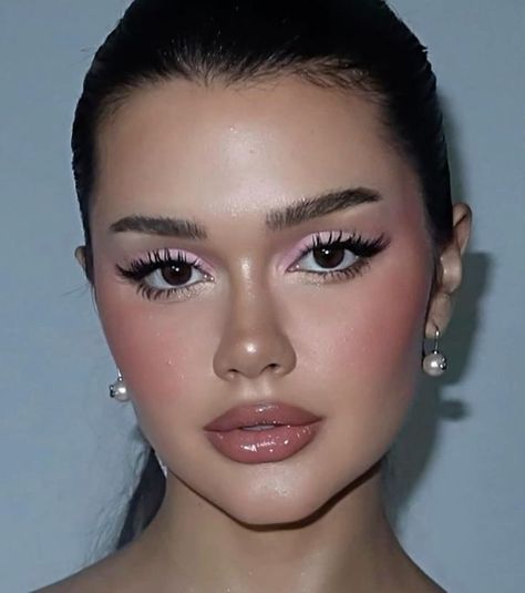 Pink Retro Makeup, Pink Toned Makeup Looks, Baddie Pink Makeup, Pink Doll Makeup Look, Light Pink Makeup Ideas, Pink Eyeliner Makeup Looks, Pink Makeup Inspiration, Light Pink Makeup Looks Natural, Doll Look Makeup