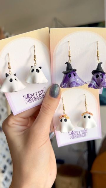 Cute Ghost Earrings, Craft Earrings Ideas, Polymer Clay Spooky, Halloween Clay Earring Ideas, Goth Clay Earrings, Polymer Jewelry Ideas, Ghost Clay Earrings, Diy Halloween Earrings, Fimo Earrings Ideas