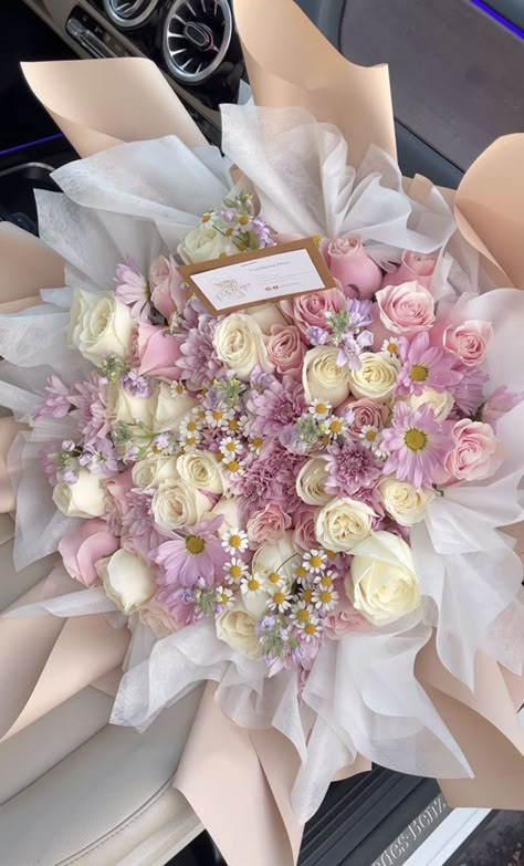 Birthday Bouquet Flowers, Roses Bouquet Aesthetic, Flowers Birthday Bouquet, Aesthetic Bouquet Of Flowers, Bouquet Of Flowers Aesthetic, Aesthetic Flower Bouquet, Flowers Bouquet Aesthetic, Graduation Flowers Bouquet, Flower Bouquet Aesthetic