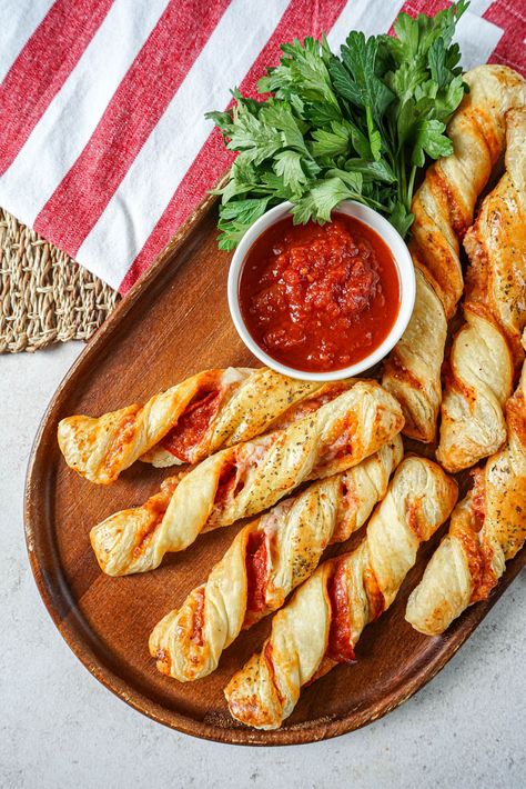 Recipe For Puff Pastry, Pizza Twists, Puff Pastry Twists, Puff Pastry Pizza, Bread Twists, Pastry Pizza, Cheese Twists, Pizza Pastry, Puff Pastry Appetizers