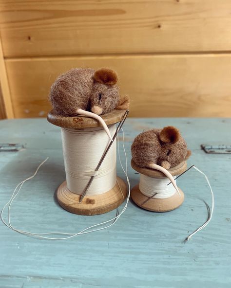 Cute needle felted mouse gifts. Handmade and vintage Mouse Needle Felt, Needle Felt Gifts, Felt Mouse Pattern Free, Needle Felting Ideas, Needle Felted Mice, Mouse Sleeping, Sleeping Mouse, Maus Illustration, Felted Ornaments