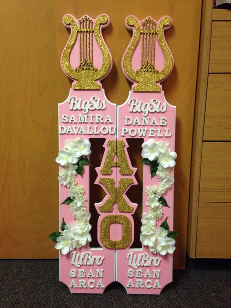 Twin Paddles. #GreekPaddles #AlphaChiOmega #SigmaPi #ΣΠ #ΑΧΩ Big Lil Gifts, Kappa Delta Chi, Little Gifts Sorority, Greek Crafts, Delta Zeta Sorority, Sigma Pi, Traditions To Start, Theta Phi Alpha, Sorority Paddles