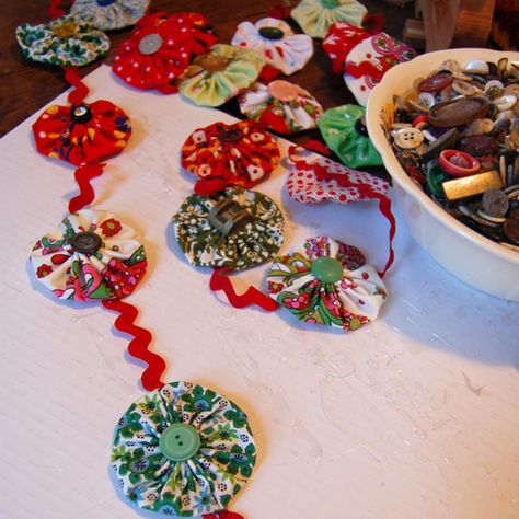 yo yo garland in progress | blogged: SouleMama | amanda blake soule | Flickr Yoyo Garland, Colchas Quilting, Yo Yo Quilt, Yo-yos, Christmas Sewing, Christmas Fabric, Homemade Christmas, Xmas Crafts, Christmas Garland