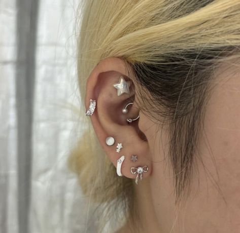 Lots Of Ear Piercings Silver, Ear Piercing Stacks Silver, Silver Ear Piercing Stack, Piercing Set Up, Peircings Earring Ideas, Silver Ear Stack, Piercings Silver, Ear Stacking, Ear Styling