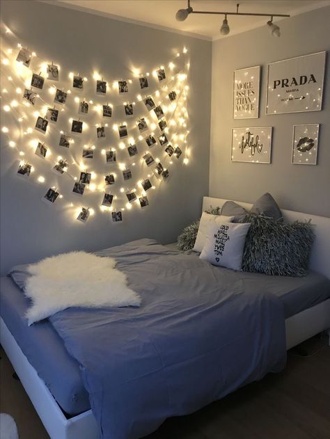 Layout Ideas For Small Bedroom, Bedroom Ideas Black Decor, Room Ideas Polaroid, Light Aesthetic Bedroom Ideas, Conner Bedroom Ideas, Polaroid Bedroom Decor, Room Ideas Low Bed, Room Decor Ideas Polaroid, Light Blue Aesthetic Bedroom Ideas Butterfly