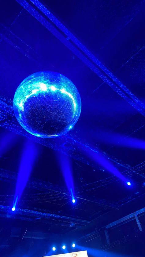 Blue Party Aesthetic Wallpaper, Blue Disco Ball Aesthetic, Blue Disco Aesthetic, Blue Club Aesthetic, Blue Concert Aesthetic, Blue Party Aesthetic, Dad Party Theme, Blue Disco Ball, Aesthetic Festival