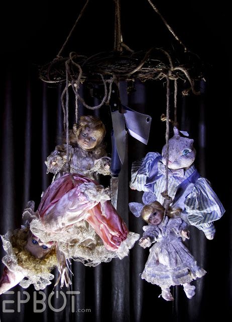 EPBOT: DIY Creepy Doll Mobile - For, Uh, Halloween. Yeeeeeah. Diy Halloween Dekoration, Dollar Store Halloween Decorations, Haunted House Diy, Halloween Props Diy, Haunted House Props, Dollar Store Halloween, Creepy Doll, Scary Dolls, Halloween This Year