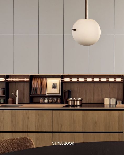 Alea Pro is characterized by the most marked expressiveness. The linear design of the original system has been reinterpreted in light of a redefinition of the details, in particular of the opening grooves, underlined by a profile that highlights the vertical and horizontal lines. 
Book your appointment today on www.the-design.gallery for unique, quality kitchens.
#poliform #aleapro #thedesigngallery #madeinitaly #availableinkenya #interiordesign #italianluxuryliving Poliform Kitchen, Japandi Decor, Tv Room Design, Gathering Room, Unique Interior Design, Linear Design, Horizontal Lines, Tropical House, House Design Kitchen