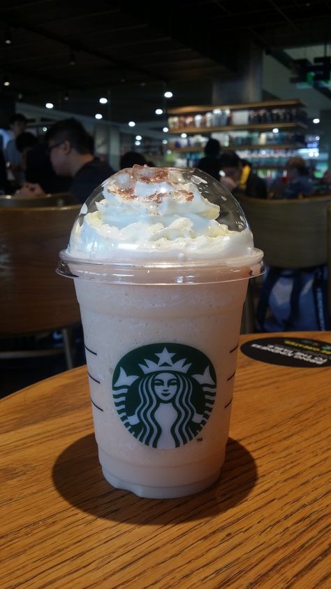 Foto Starbucks, Frappe Without Coffee, Starbucks Asthetic, Starbucks Aesthetic Night, Starbucks At Night Aesthetic, Starbucks Autumn, Snapchat Picture Starbucks, Minuman Starbucks, Starbucks Real Photo