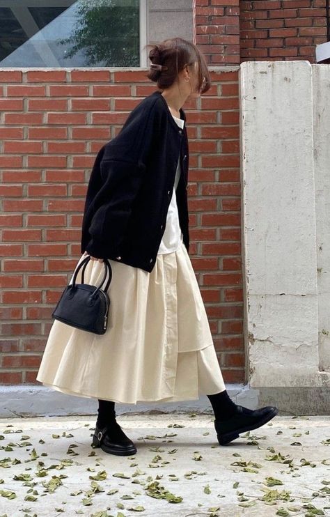 Modest Outfit Casual, Business Casual Vintage, Kyoto Street Style, Modest Fashion 2023, Short Wool Coat Outfit, Japanese Modest Fashion, Long Tan Skirt Outfit, Autumn Japan Outfit, Japan Girl Style