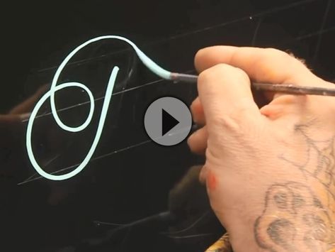 Genial: Pinstriping - Freihand schreiben - die hohe Kunst der Linien., Motorrad Schule Video: Master Pinstriper Glen Weisgerber zeigt die Technik des... Pinstriping Designs, Pinstriping, Electronic Products