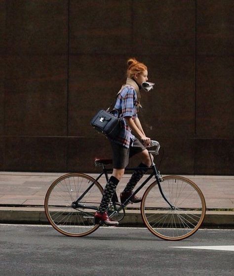 Bicycle Chic, Bike Girl, Womens Cycling Clothes, Girls On Bike, Cycle Chic, Urban Bike, Cool Bike Accessories, Bicycle Girl, Bike Style