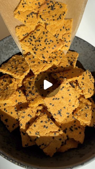 Pineapple Diet, Cheese Cracker Recipe, Cheesy Crackers, Heart Healthy Eating, High Protein Vegan Recipes, Gluten Free Bakery, High Protein Vegan, Healthy Bread, Pea Protein