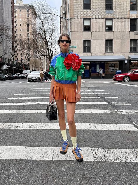 Can Keens sneakers be cool? Keen Jasper Outfit, Keen Sandals Outfit, Keen Outfit, Keen Style, Leandra Medine Style, Sneaker Outfits Women, Fall Sneakers, Leandra Medine, Man Repeller