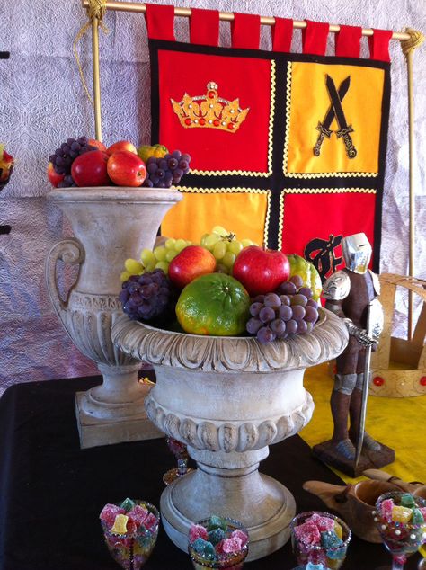 Mesa para festa Medieval Mid Evil Party Ideas, Medieval Dinner, Dragon Themed Birthday Party, Castle Halloween, Rei Arthur, Medieval Recipes, Castle Party, Game Of Thrones Party, Knight Party