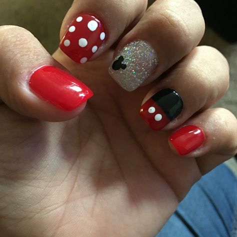 Disney Nails Diy Easy, Disney Nail Polish, Disney Dipped Nails, Easy Mickey Mouse Nails, Nail Ideas For Disney World, Disney Nails Sns, Summer Disney Nails 2023, Disney Dip Nails Ideas, Disney Nails Sparkle