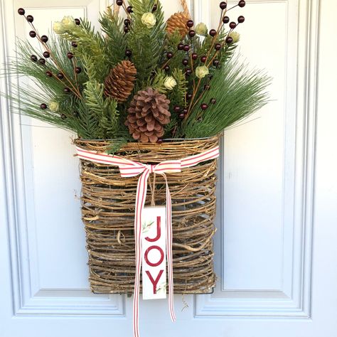 Christmas Basket Wreath, Christmas Door Basket Ideas, Christmas Front Door Basket, Christmas Door Basket, Door Baskets, Winter Door Decor, Front Door Baskets, Farmhouse Winter Decor, Christmas Outdoors