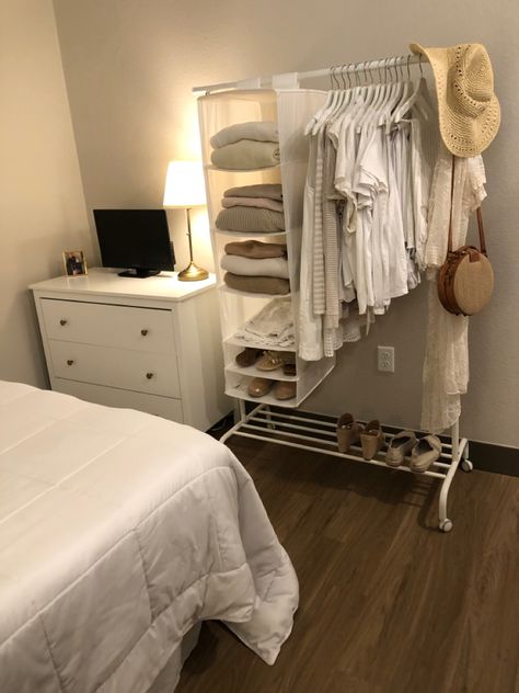 Clothing Rack Storage Ideas, Closet Small Apartment, Apartment Clothes Organization, Bedroom Ideas With Clothes Rack, Exposed Clothes Rack, Hanger Rack Bedroom, Extra Small Bedroom Ideas Space Saving, Studio Clothes Storage, Clothing Rack In Small Bedroom