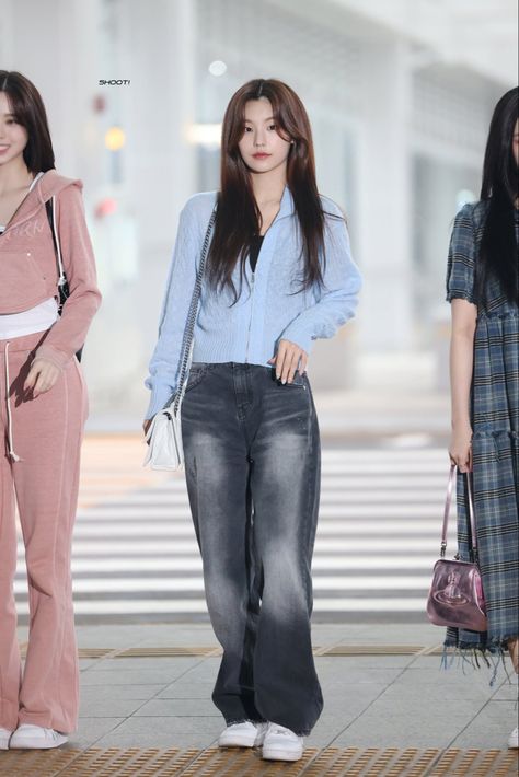 Itzy Airport, Airport Outfits, Fashion Kpop, Crop Photo, Hwang Yeji, Itzy Yeji, Airport Style, Airport Outfit, Outfits Fashion