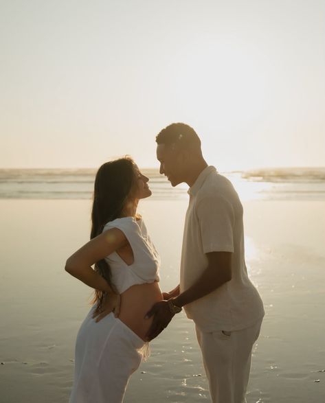 Pregnant Couple Photoshoot Outdoor, Sunset Cliffs Maternity Photos, Coast Maternity Photos, Maternity Water Photoshoot, Maternity Photoshoot Beach Ideas, Maternity Pictures At Beach, Beach Gender Reveal Photography, Maternity Photography At Beach, Pregnant Couple Photos