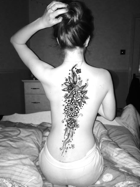 this was the first time i ever did henna, my friend showed me some pictures of back hennas and said for me to create one on her. daunting and time consuming but worth it in the end. Body Mehndi Designs, Full Body Mehndi, Body Mehndi, Full Body Henna, Mehndi Designs Full, Mehndi Pics, Henna Tattoo Back, Blatt Tattoos, Beautiful Back Tattoos