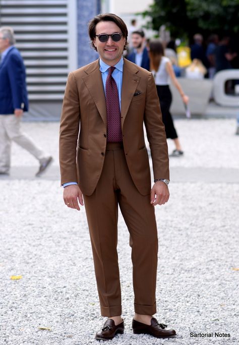 Maciej Zaremba displays the stile latino. He does it well. Especially, I like the colour combination. The tobacco suit, the sky blue shirt with soft collar points and the rhubarb red tie put inside… Royal Blue Jacket, Brown Suit, Tan Suit, Business Casual Shirts, Brown Suits, Fashion Suits For Men, Sharp Dressed Man, Suit Up, Cotton Suits