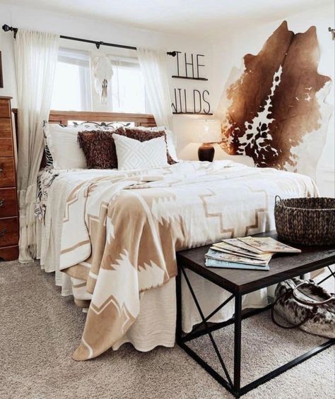 Western Boho Bedroom, Western Room Ideas, Western Bedrooms, Country Bedroom Decor, Western Bedroom Decor, Western Rooms, Western Bedroom, Dorm Room Inspiration, Redecorate Bedroom