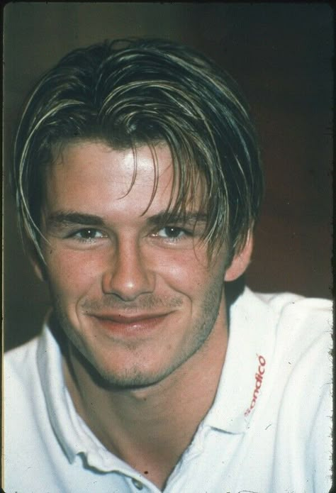 Young David Beckham, David Beckham Football, Slick Backs, David Beckham Style Outfits, David Beckham Photos, 2000s Hair, 90s Hairstyles Men, Football Boy, Frosted Tips