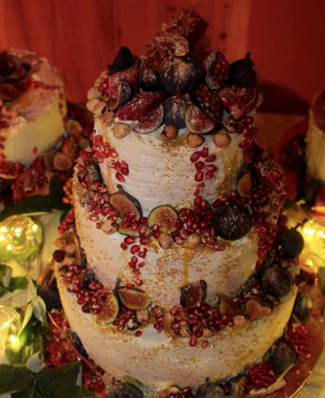 Wedding Cake With Pomegranate, Wedding Cake Pomegranate, Elegant Food Plating, Pomegranate Wedding Cake, Fig Wedding Cake, Wedding Cake Figs, Wedding Cake With Figs, Caramel Wedding Cake, Pomegranate Curd