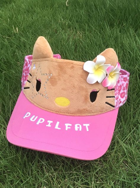 Embrace the cuteness and functionality with our Kitty Sun Protection Cap, featuring an adorable color block design. This unique cap is crafted to resemble a charming kitty, making it a perfect accessory for your kawaii wardrobe. The cap's brim is a delightful shade of pink, adorned with a trendy letter-knit pattern, adding a touch of playful elegance. What sets this cap apart are the sides, which boast a fun pink leopard print, enhancing its stylish appeal. Whether you're out for a casual day in Gyaru Casual, Gyaru Accessories, 2000 Accessories, Kawaii Wardrobe, Aesthetic Hats, Brown Kitty, Charming Kitty, Leopard Accessories, Kawaii Hat