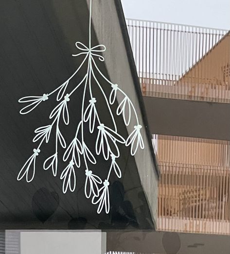 Paint Pen Window Art, Classy Christmas Window Display, Window Marker Christmas, Christmas Window Art Chalk Pen, Christmas Drawing On Glass Window, Christmas Window Chalk Art Template, Chalk Pen Window Art Christmas Simple, Posca Pen Christmas Window, Holiday Window Painting Diy